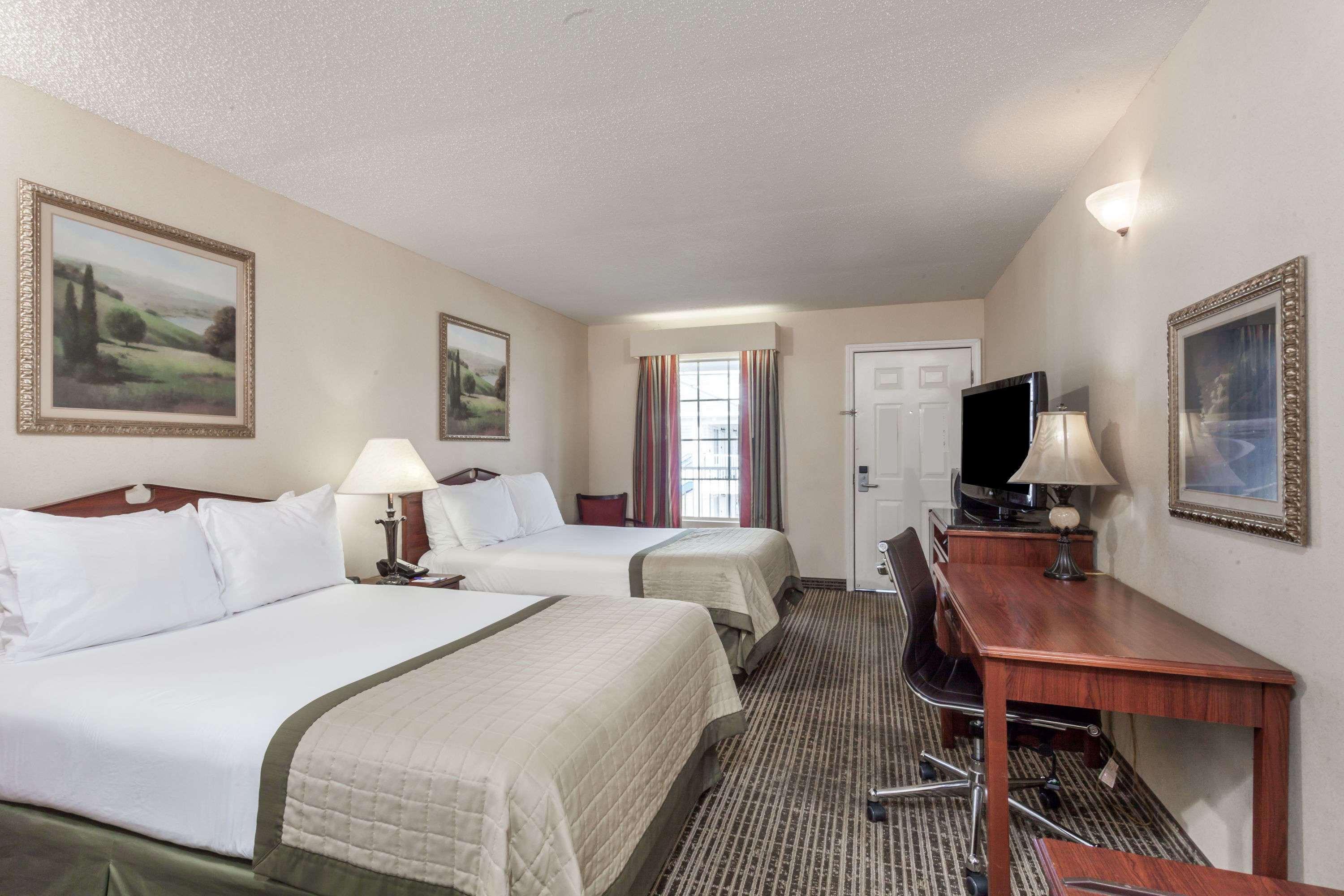 Baymont By Wyndham Hickory Hotel Exterior photo