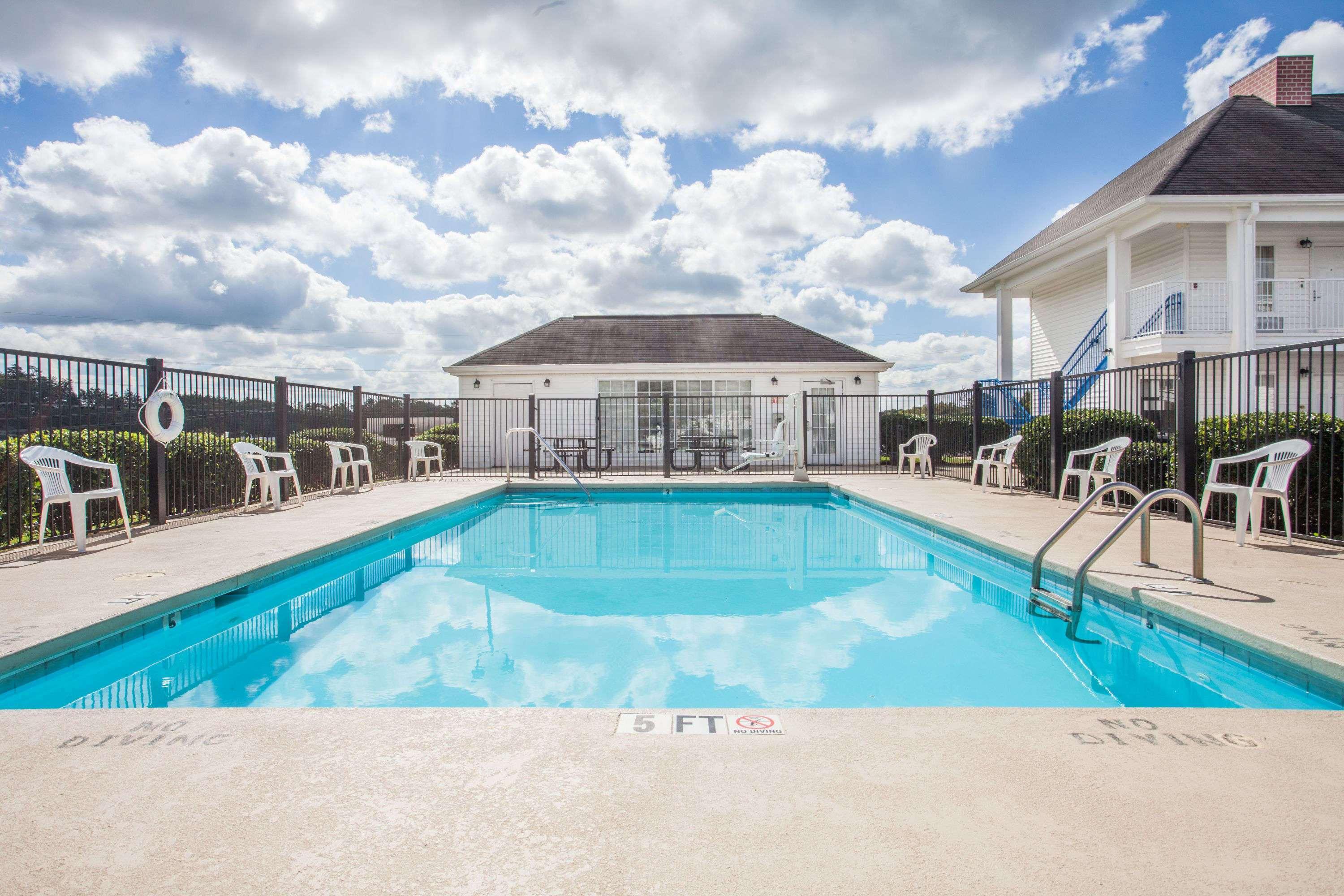 Baymont By Wyndham Hickory Hotel Exterior photo