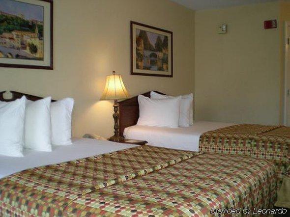 Baymont By Wyndham Hickory Hotel Room photo